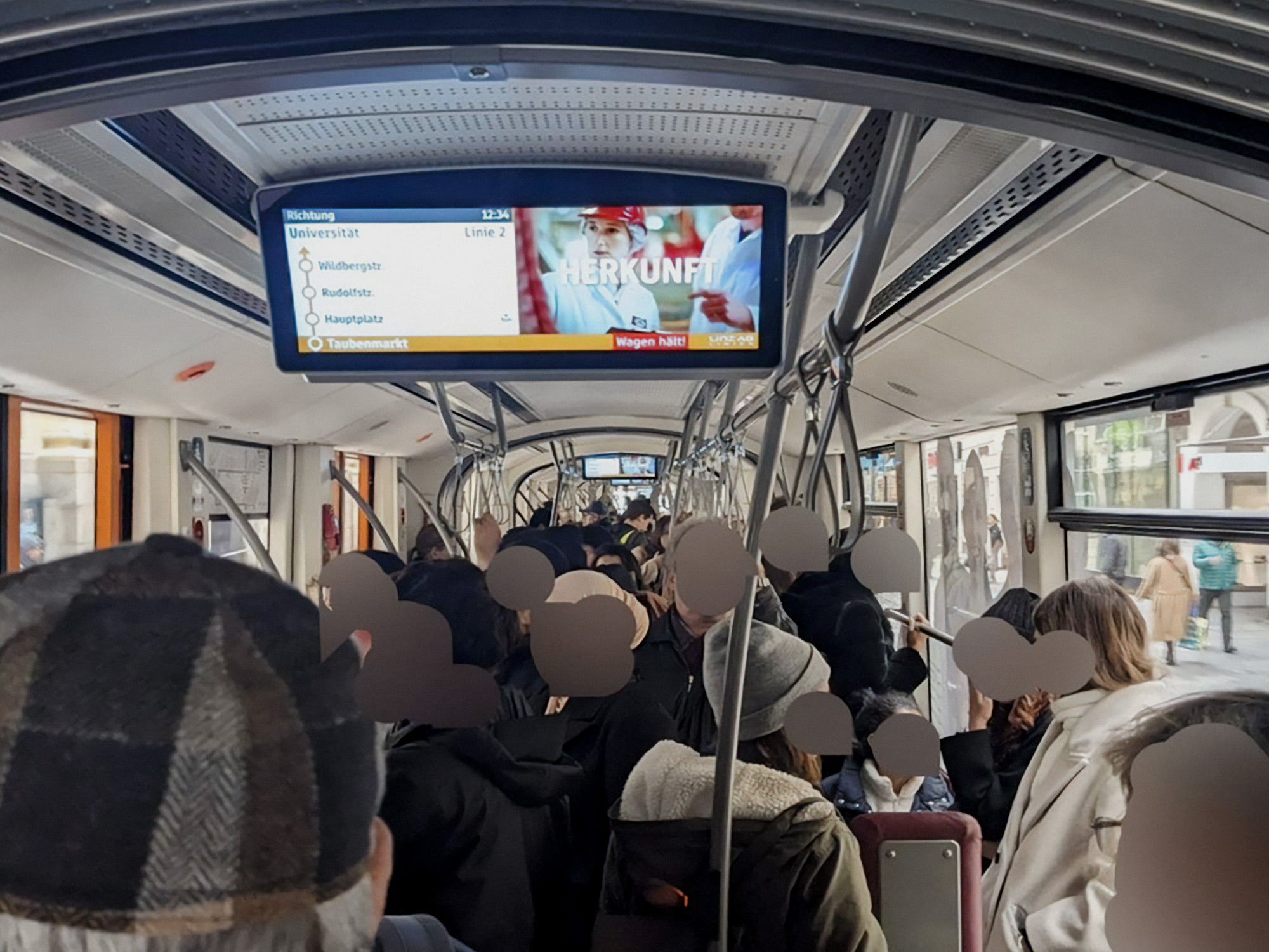 Überfüllte Straßenbahn auf der Linie 2 im Zentrum von Linz (Foto: Ahoi Linz)
