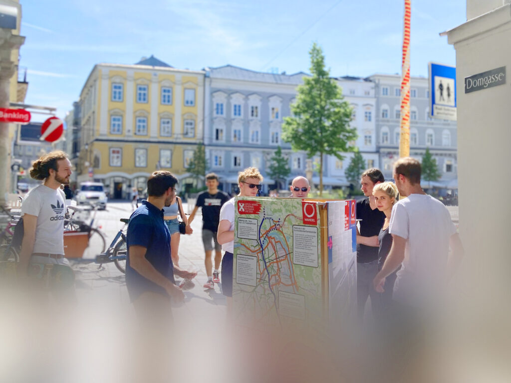 Clemens Brandstetter mit interessierten Passtanïnnen und Kollegïnnen beim Domgassenfest 2022