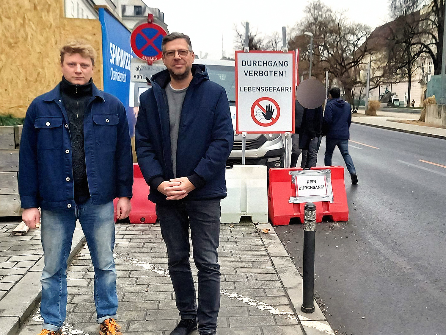 Gemeinerat Clemens Brandstetter von Ahoi Linz (li.) und KPÖ-Gemeinderat Michael Roth-Schmida bei einer Problemstelle aufrund einer unzureichenden Umleitung auf der Linzer Promenade.