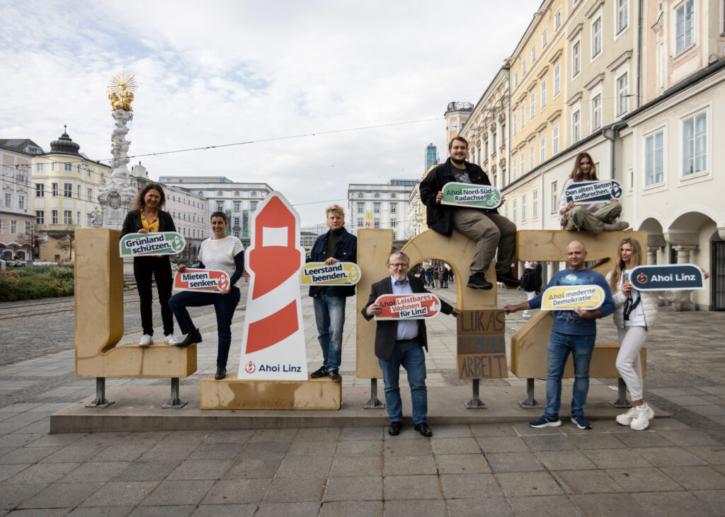 Ahoi Linz mit Leuchtturm und Schilder am Hauptplatz in Linz