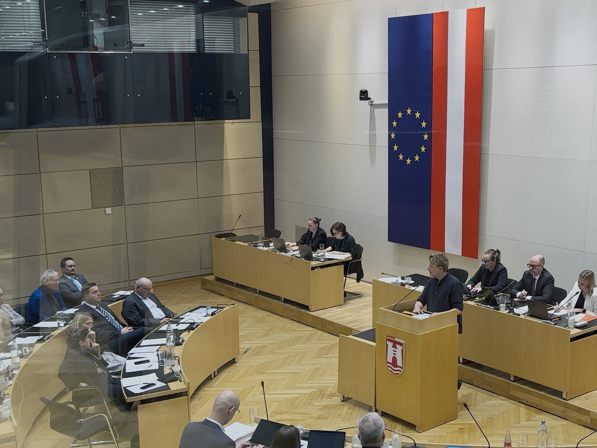 Gemeinderat Clemens Brandstetter legt in der Spezialdebatte „Verkehr“ dar, wo es in Linz hakt. (Foto: Ahoi Linz) Ahoi fordert Kurswechsel in Verkehrspolitik