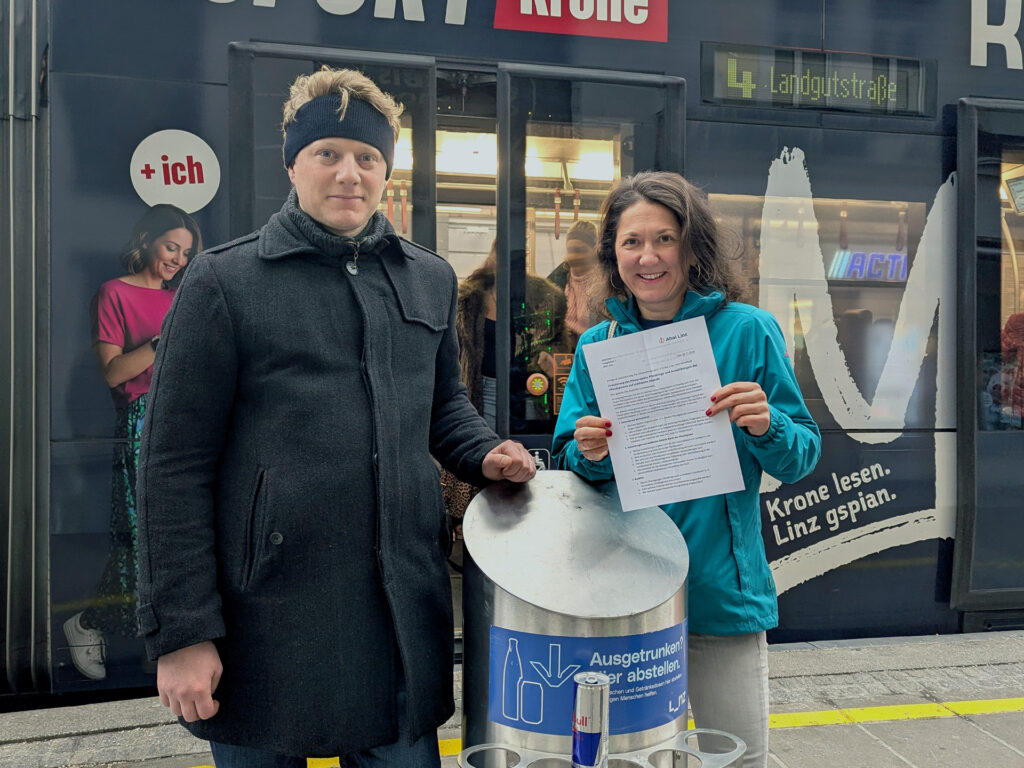 Gemeinderat Clemens Brandstetter und Lisa Aigelsperger von Ahoi Linz stellen eine Anfrage bezüglich Evaluation der Pfandringe. (Foto: Ahoi Linz)