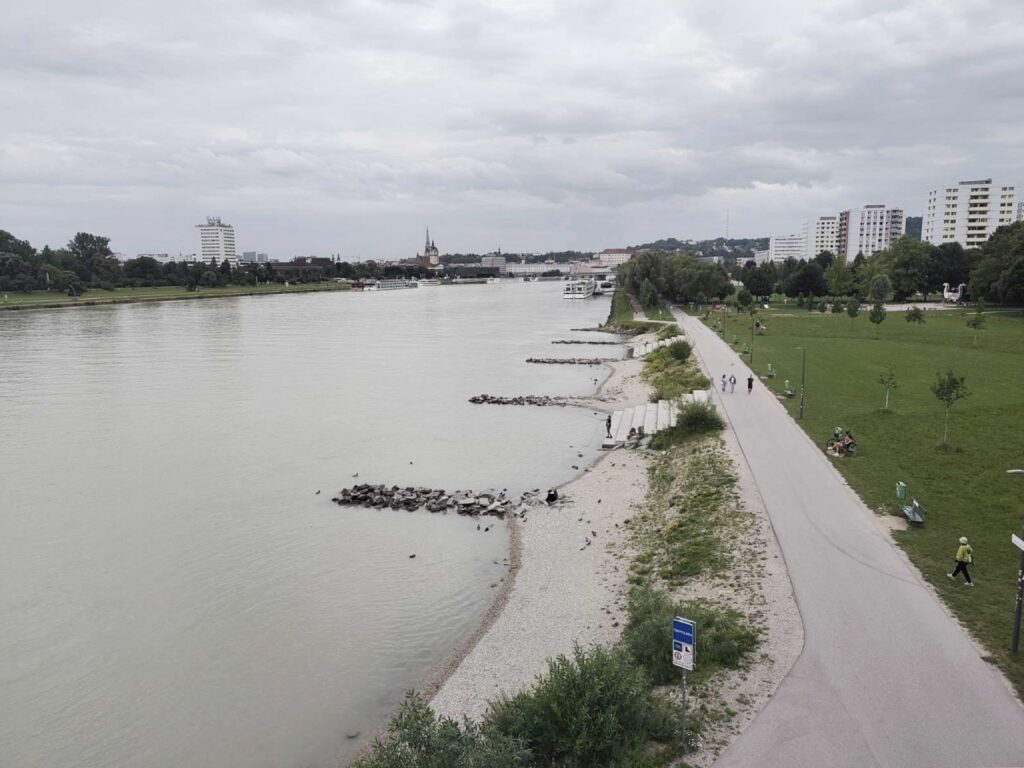 Die Donaulände in Urfahr mit Betonstufen. (Foto: Ahoi Linz)
