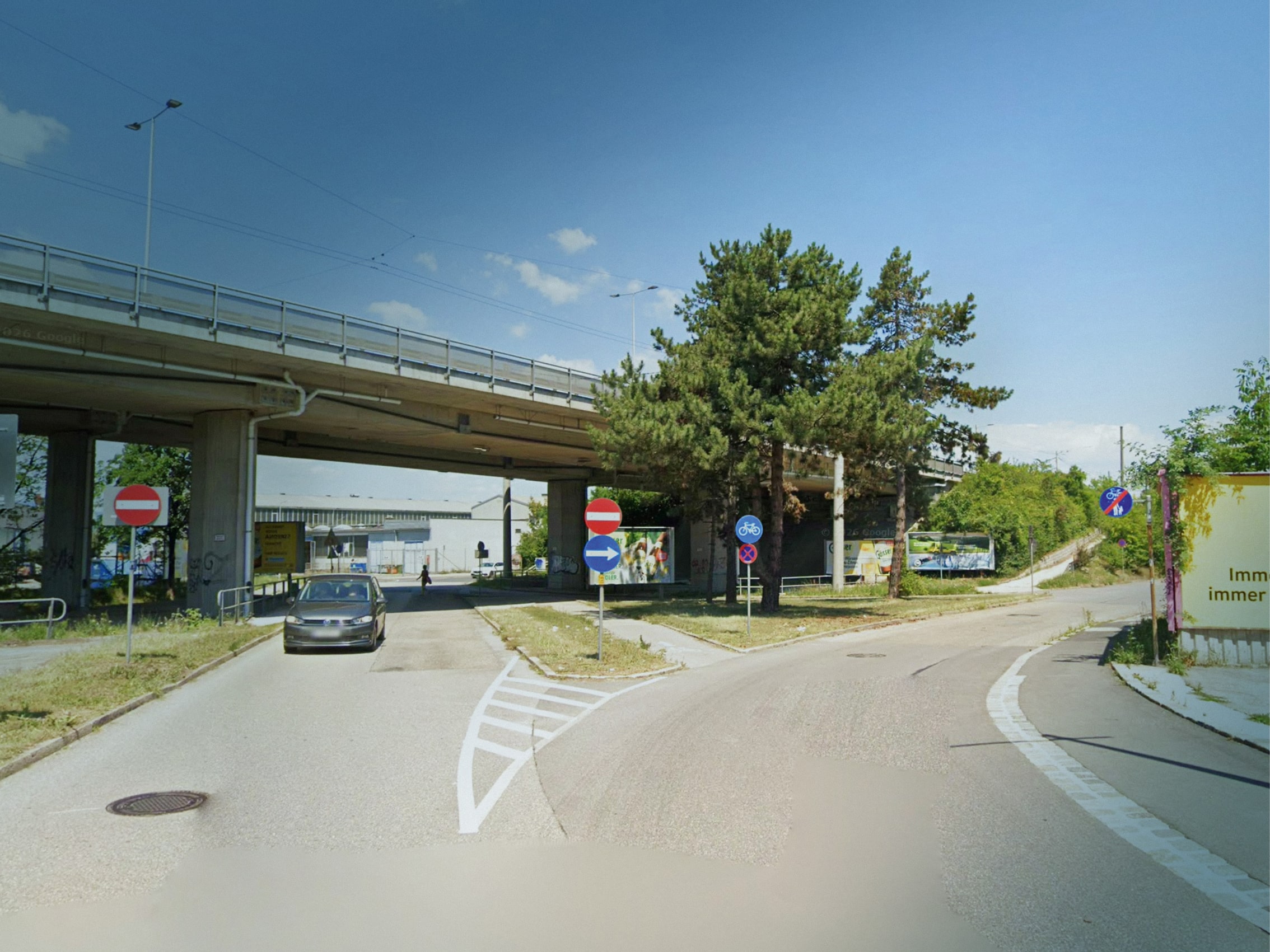 Gefährliche und undurchsichtige Geh- und Radverbindung ohne Übergänge am Anfang/Ende der neuen Achse in der Bäckermühlstraße (Quelle: maps.google.com © 2026 Google)